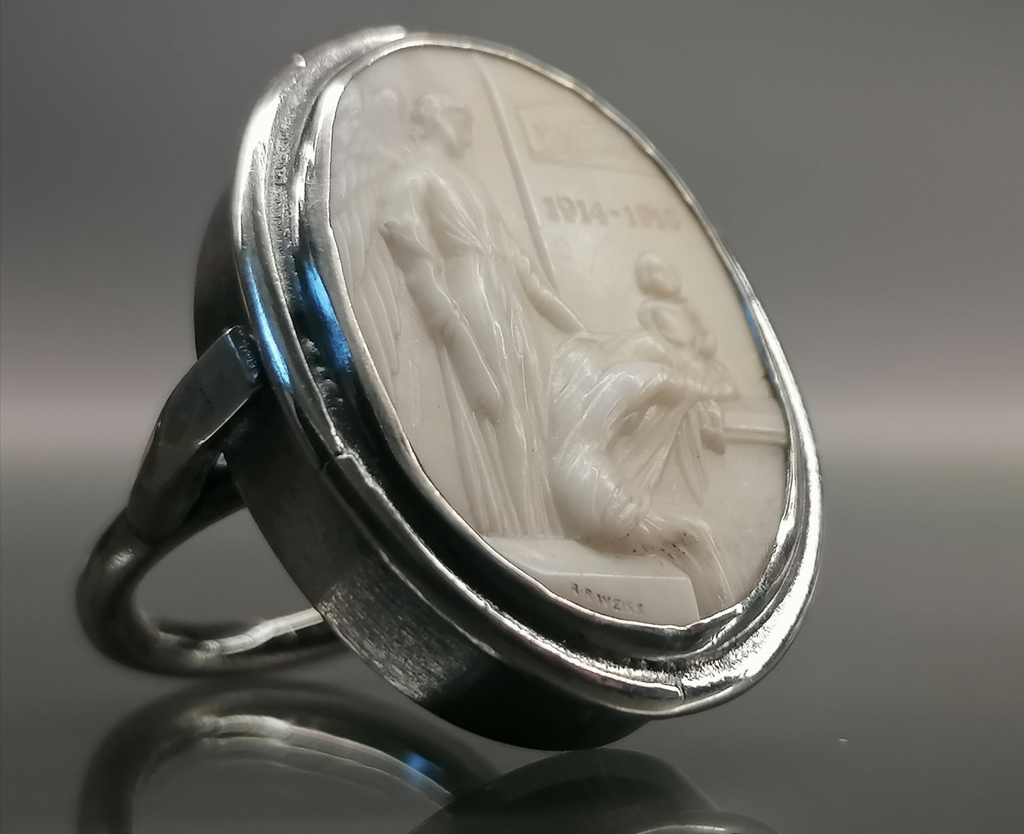 Ein Ring im antiken Stil