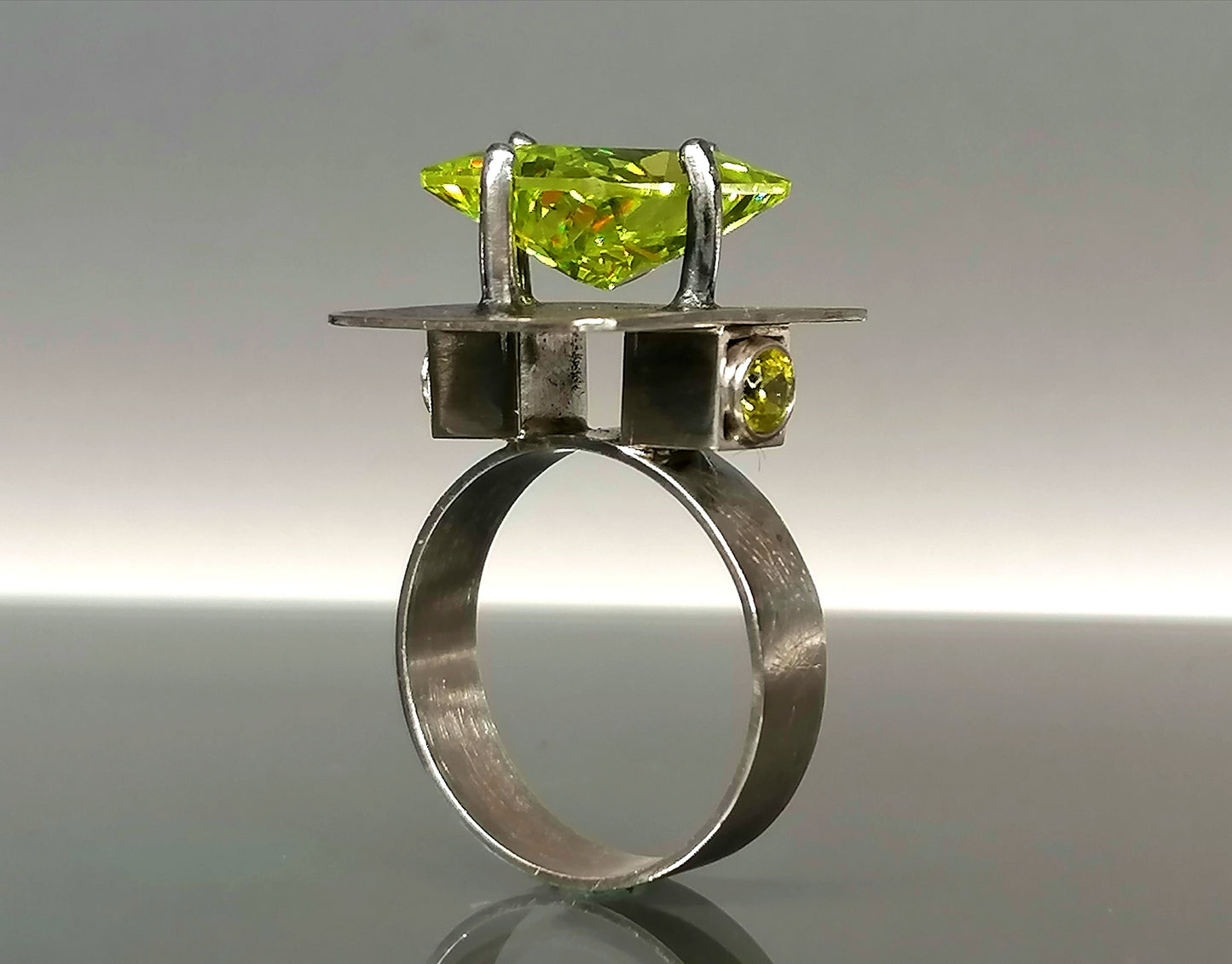Moderner Ring mit einem grünen Stein