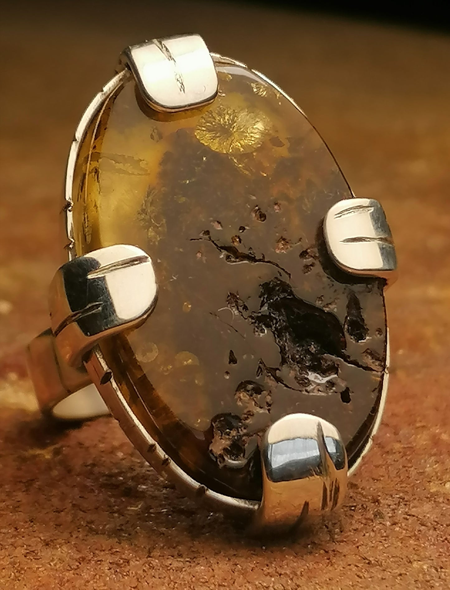 Silberring mit großem Bernstein