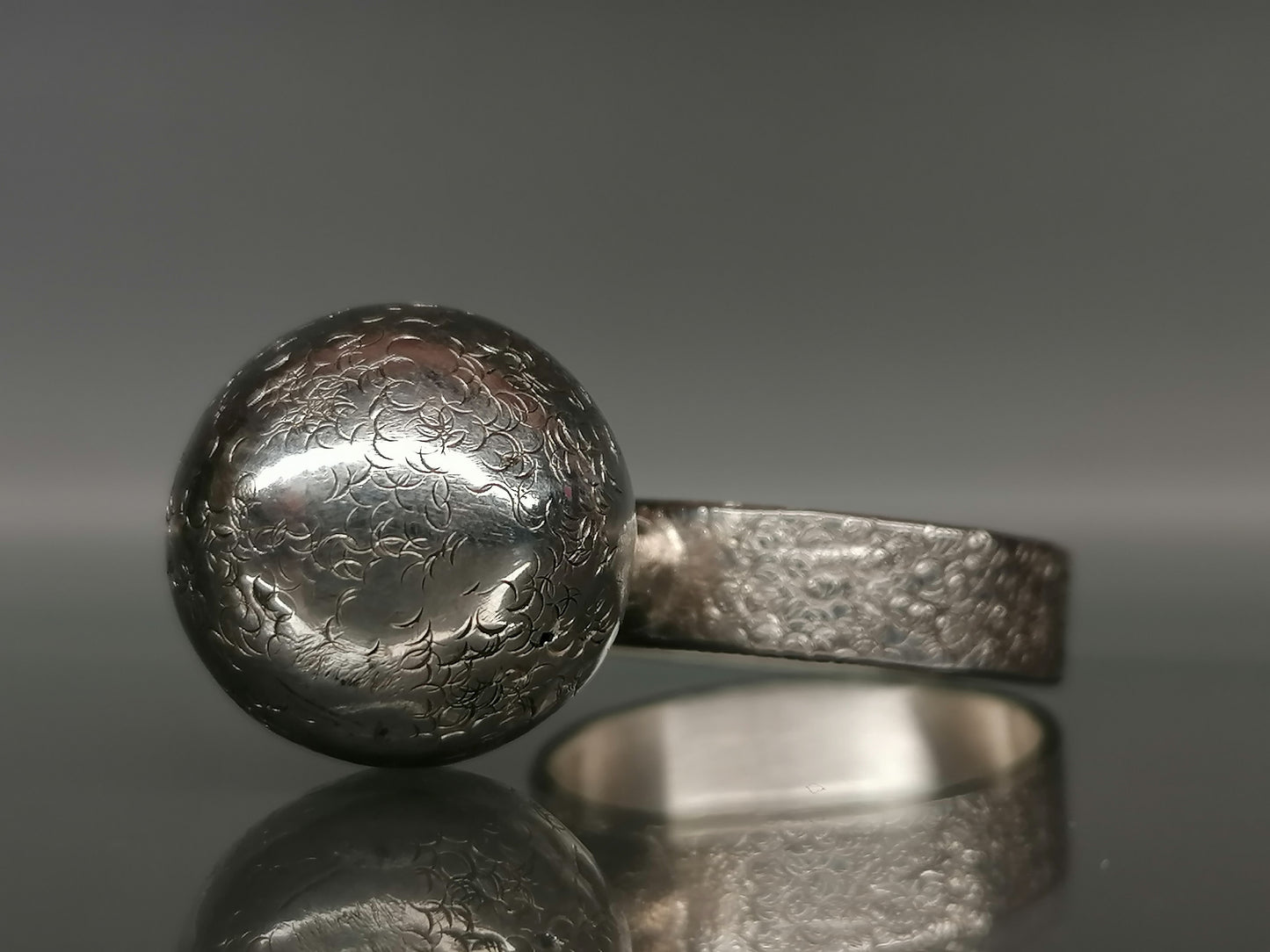 Silberring mit einer Kugel