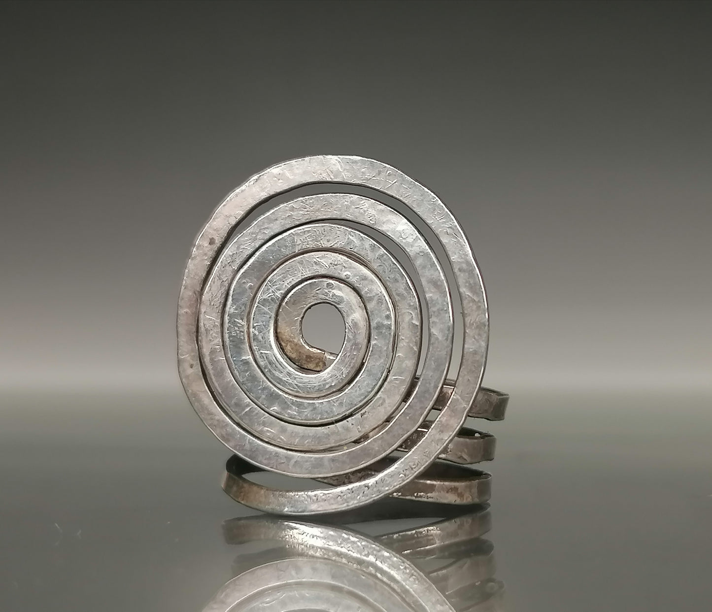 Attraktiver handgefertigter Spiralring