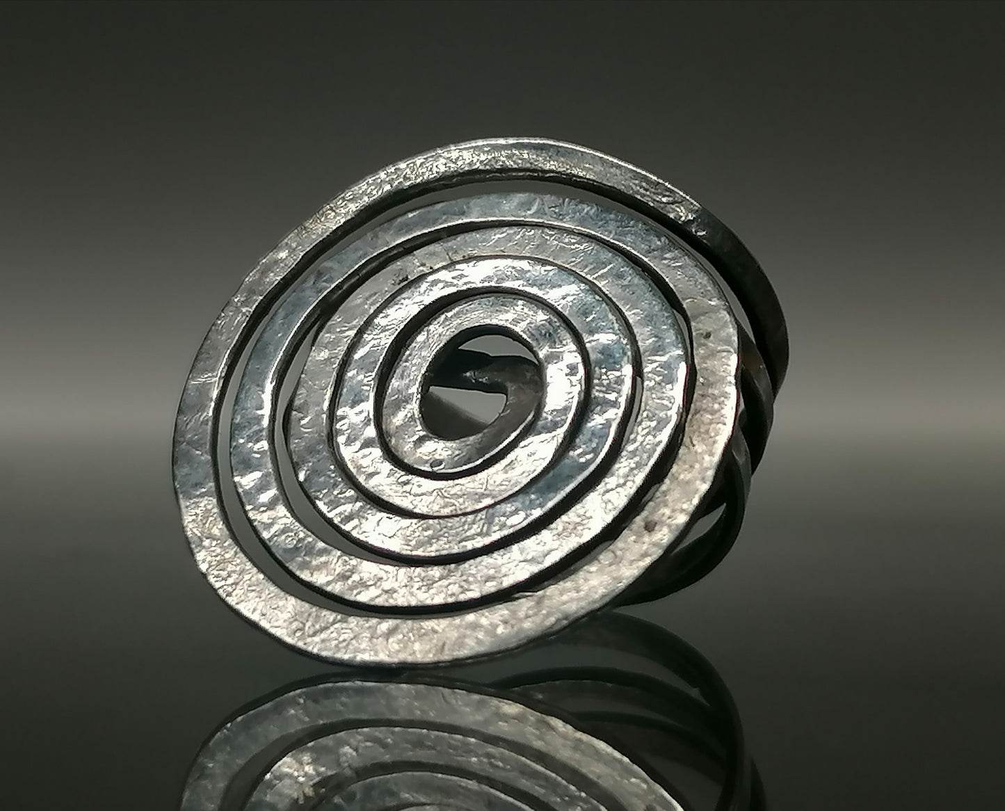 Attraktiver handgefertigter Spiralring