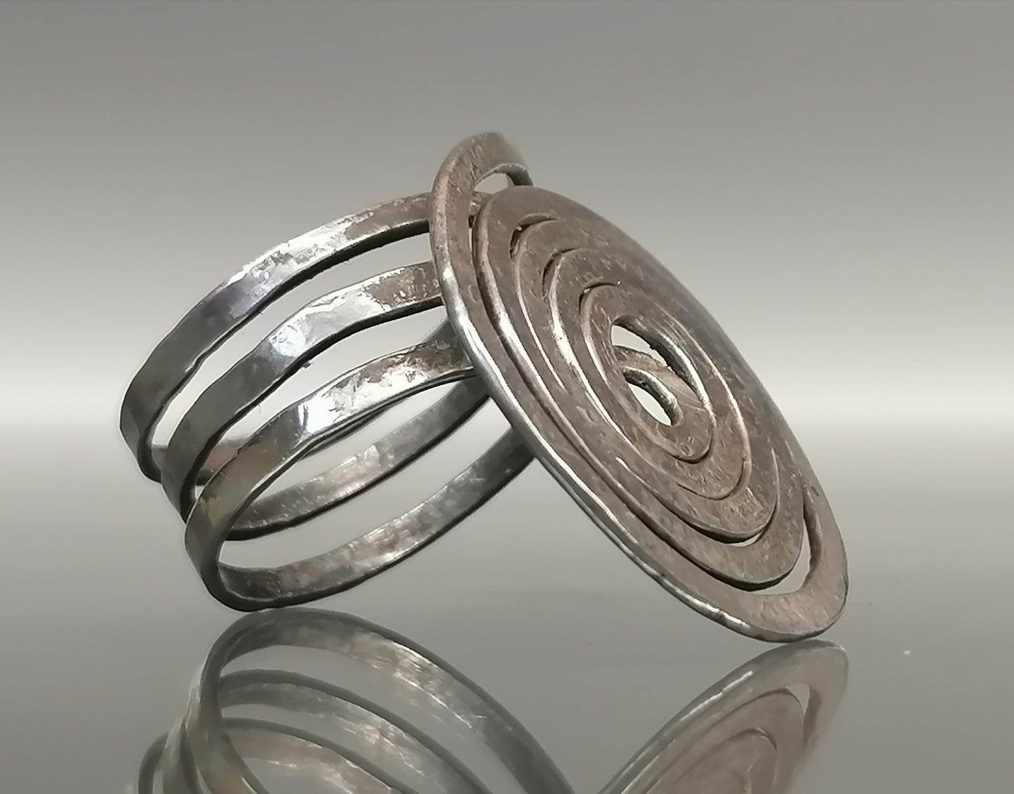 Attraktiver handgefertigter Spiralring