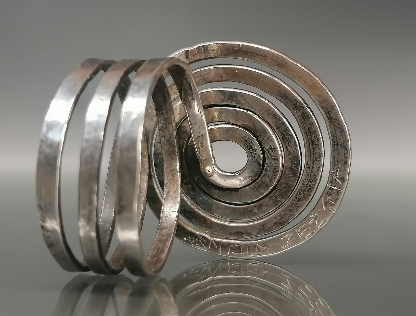 Attraktiver handgefertigter Spiralring
