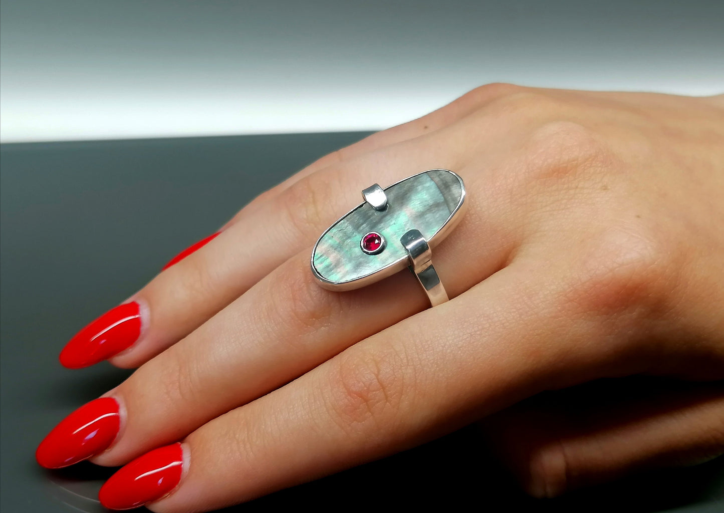 Ein dezenter Ring mit Perlmutt und Zirkon