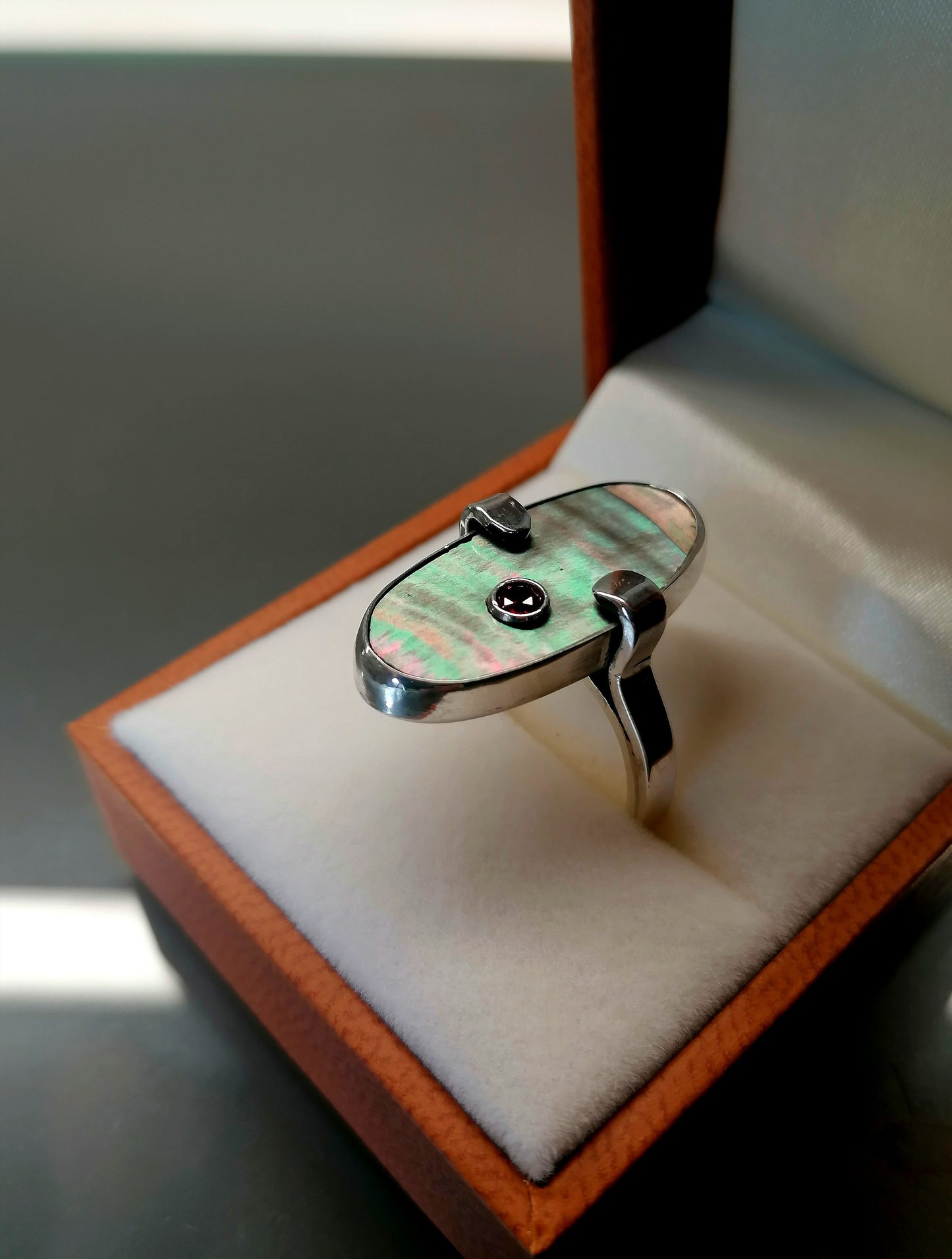 Ein dezenter Ring mit Perlmutt und Zirkon