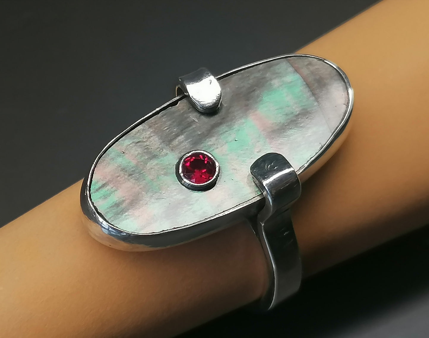 Ein dezenter Ring mit Perlmutt und Zirkon