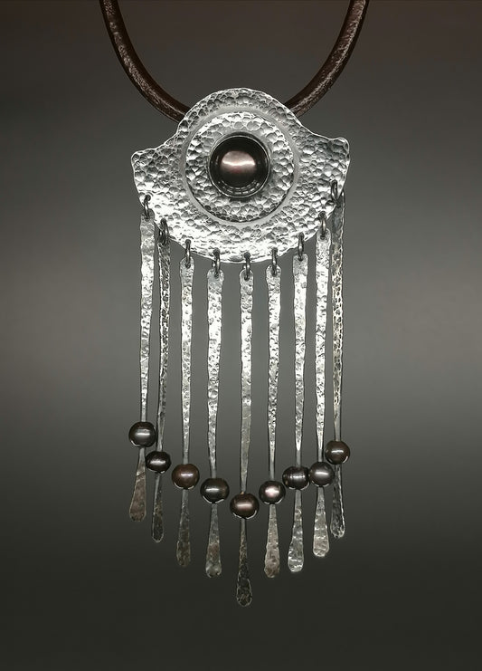 A tasteful necklace with pearls