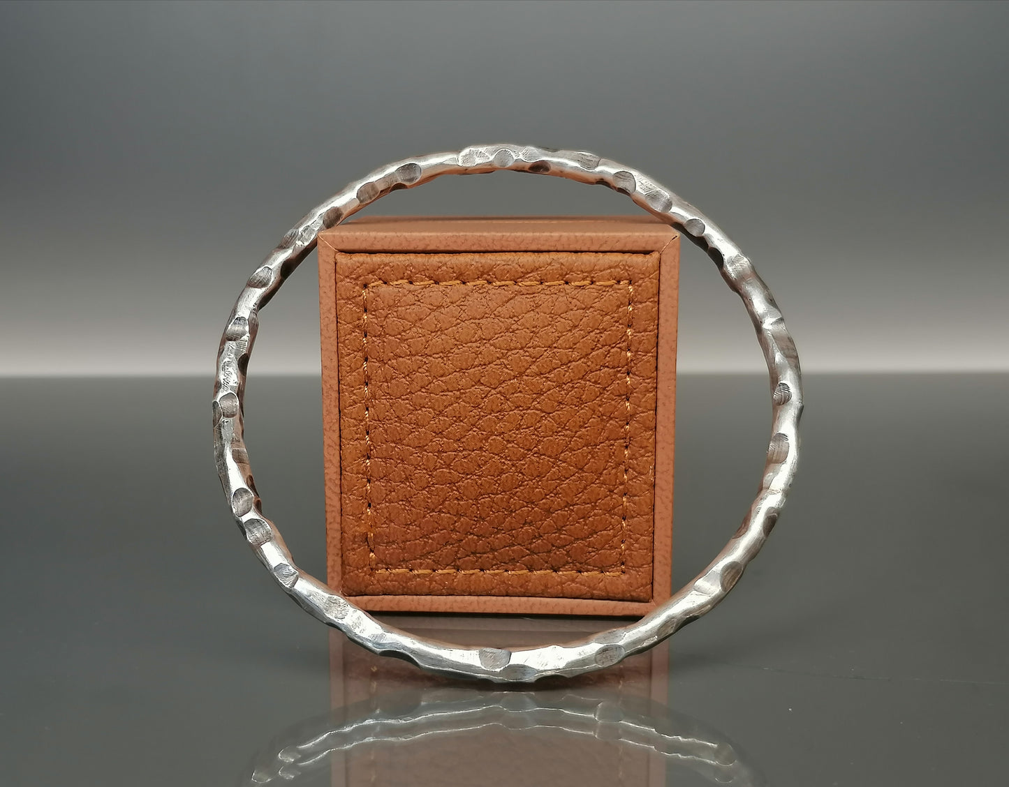 Geschmiedetes silbernes Creolenarmband
