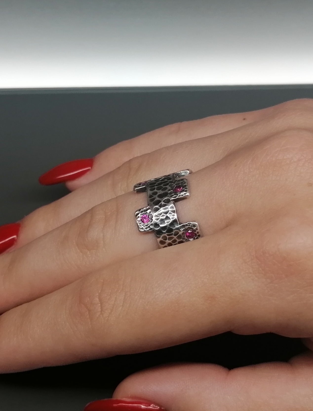 Sophisticated wedding ring with zircons