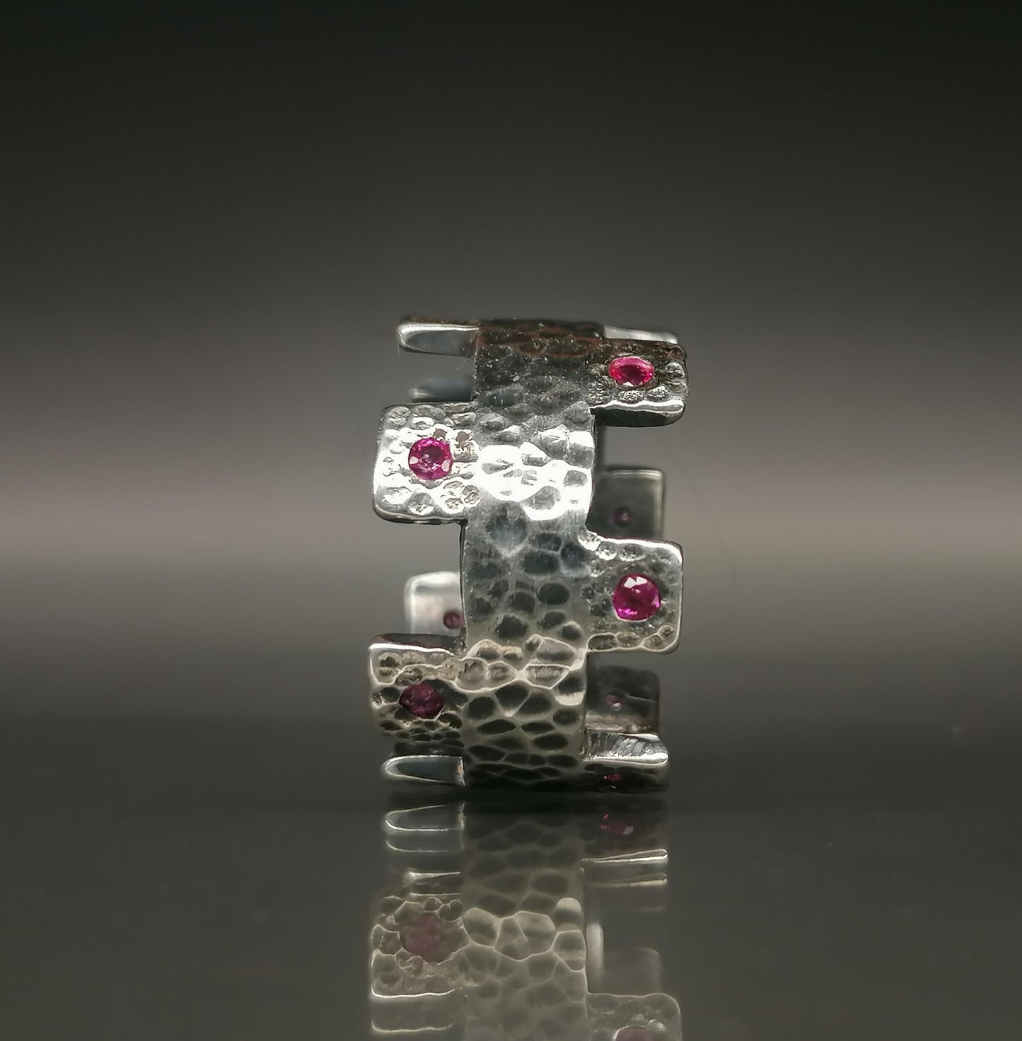 Sophisticated wedding ring with zircons