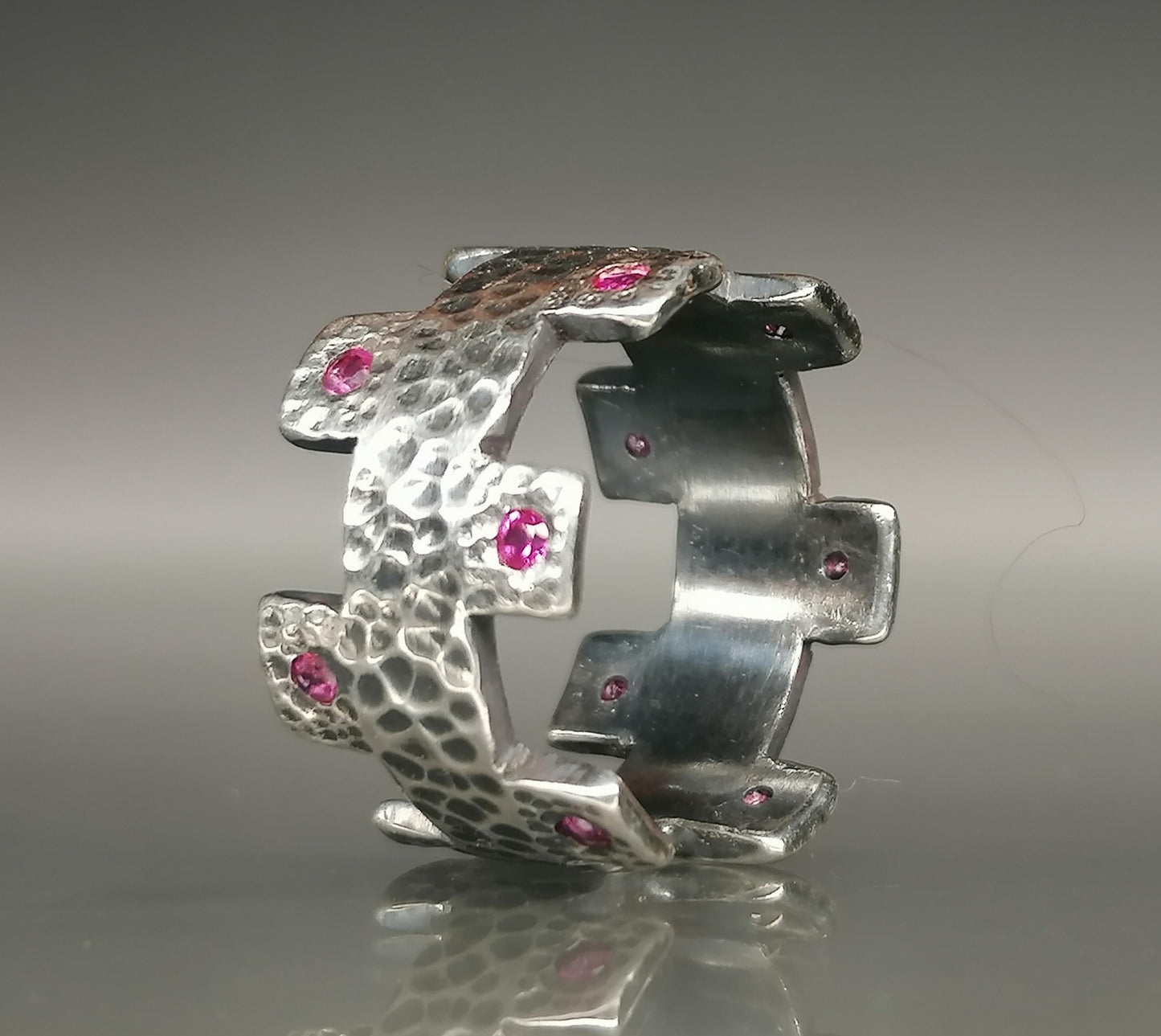 Sophisticated wedding ring with zircons