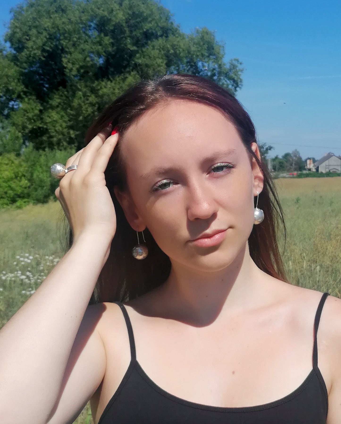 Srebrny pierścionek kula