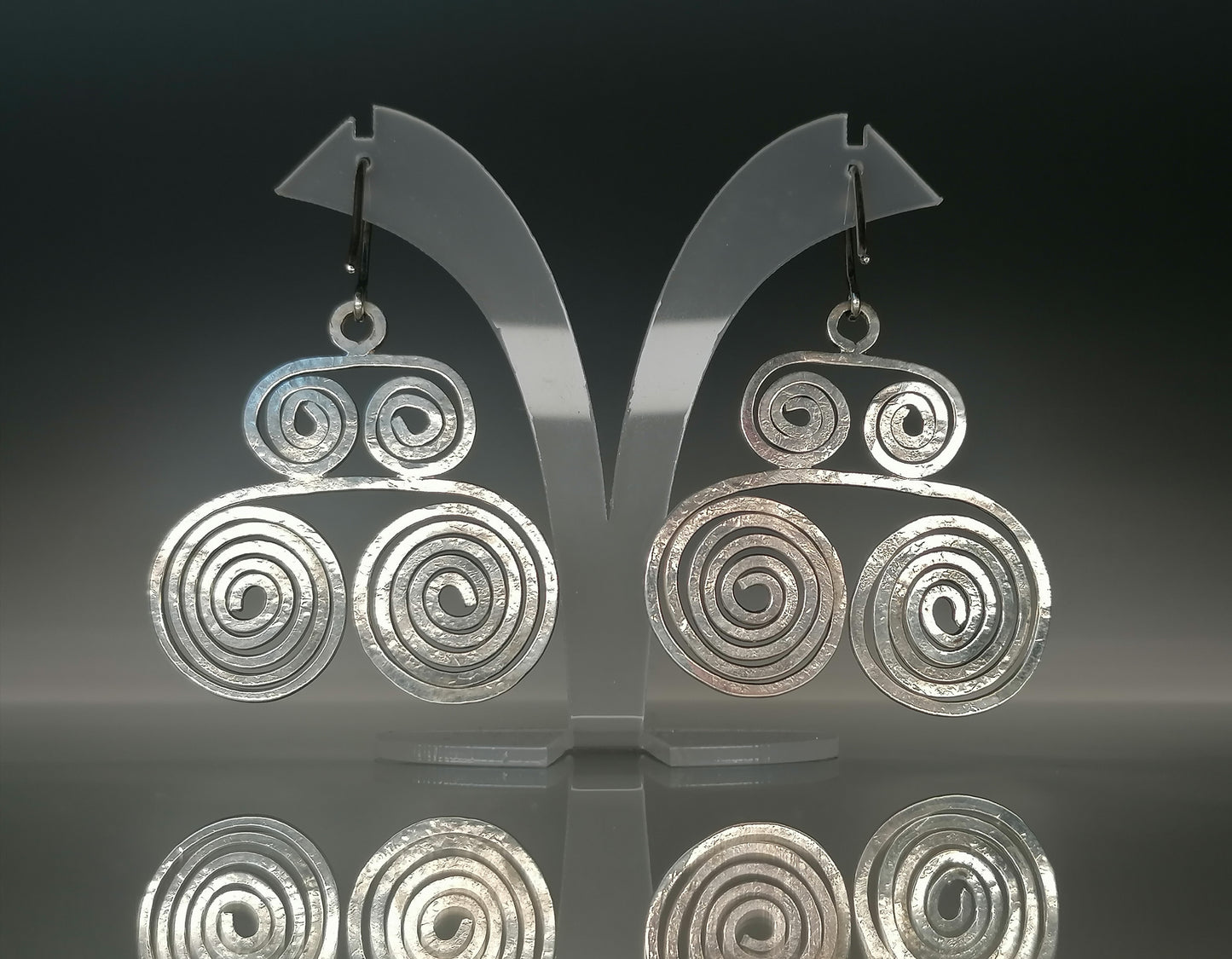 Spiralförmige Silberohrringe