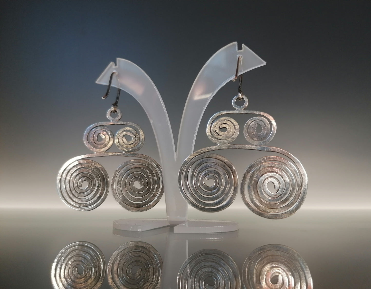 Spiralförmige Silberohrringe