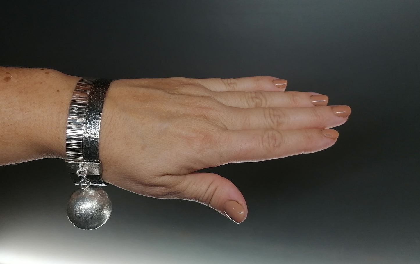 Srebrną bransoletę z kulą