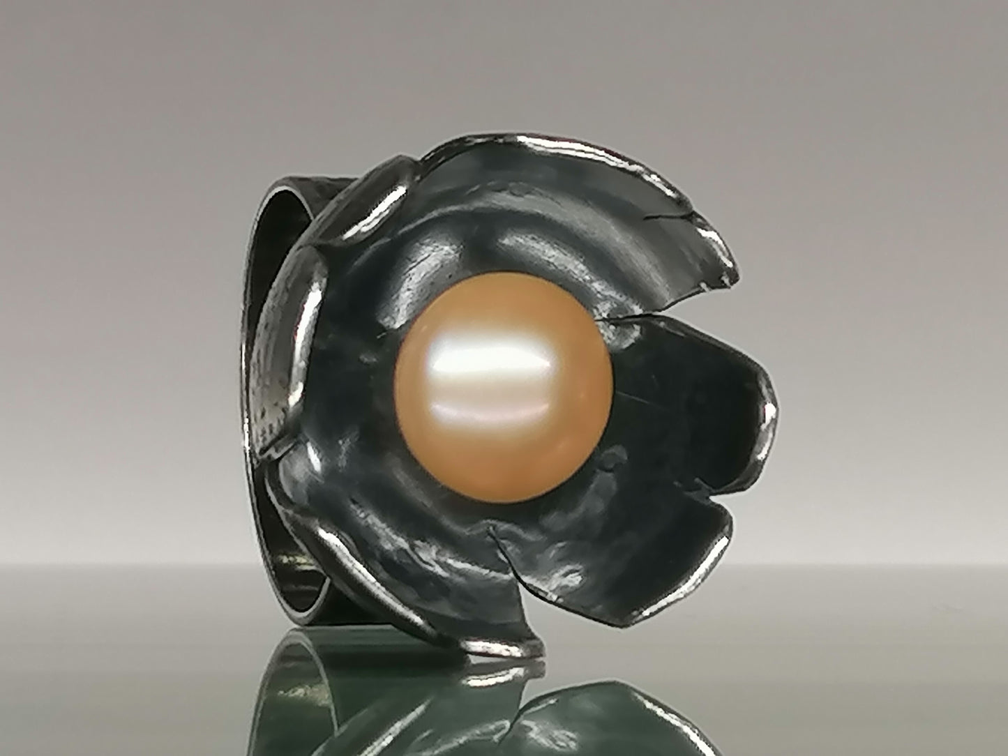 Large flower ring with pearl