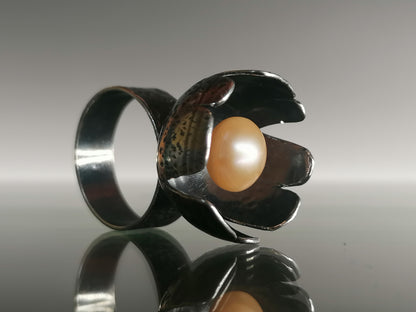 Large flower ring with pearl