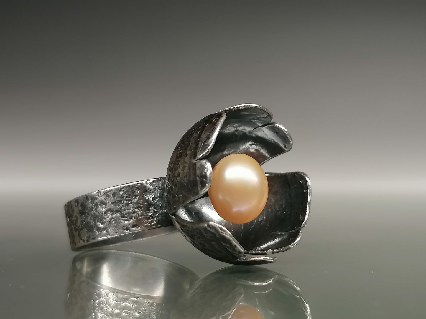 Large flower ring with pearl