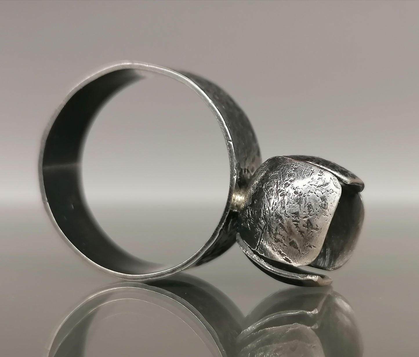 Silver ring with a pearl