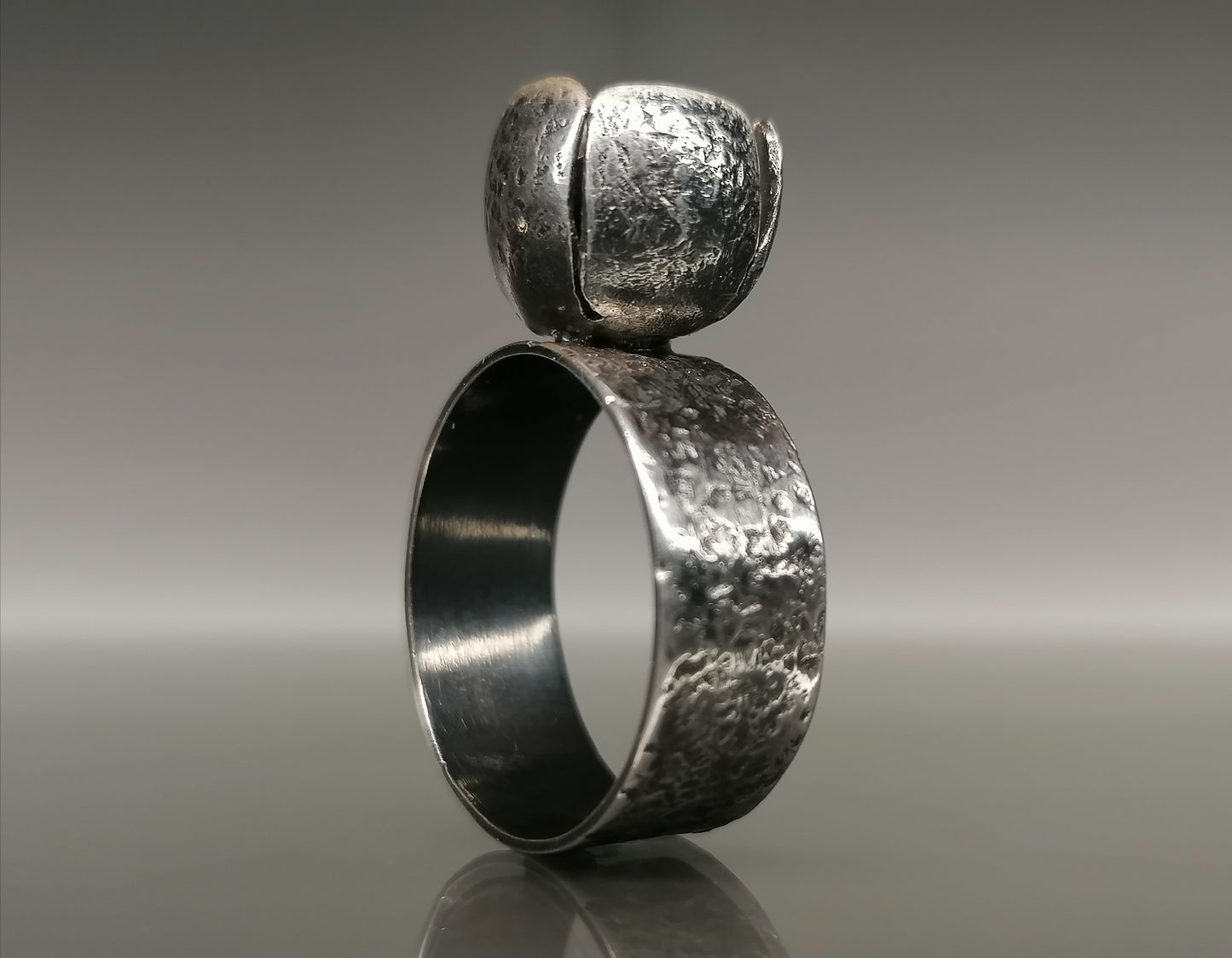 Silver ring with a pearl