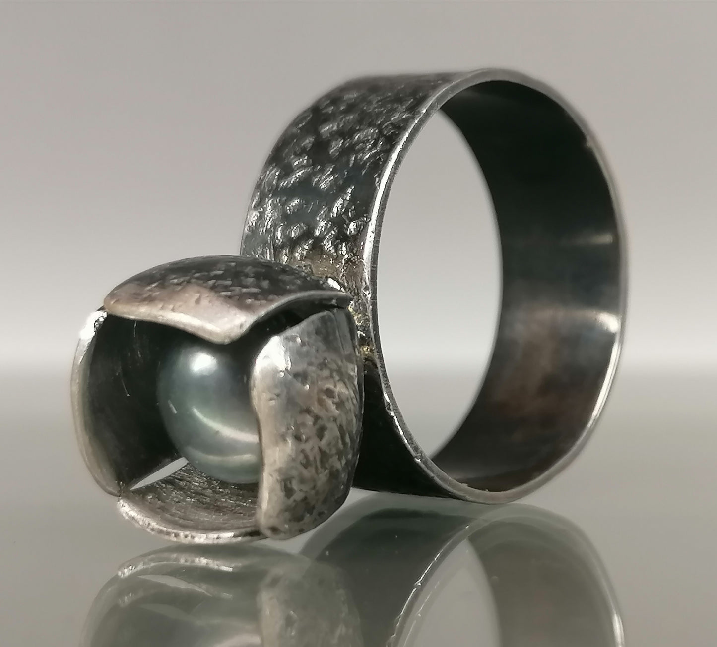 Silver ring with a pearl