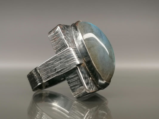 Effective ring with labradorite