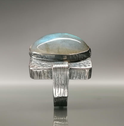 Effective ring with labradorite