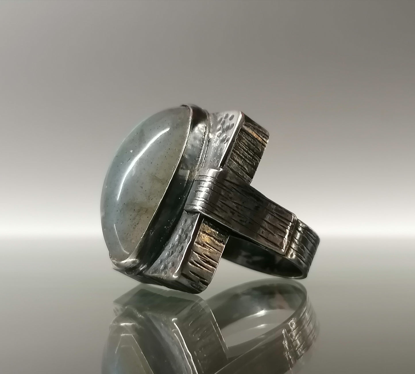 Effective ring with labradorite