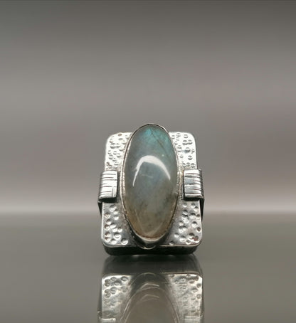 Effective ring with labradorite