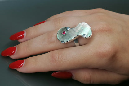 Ring with mother of pearl and zircon