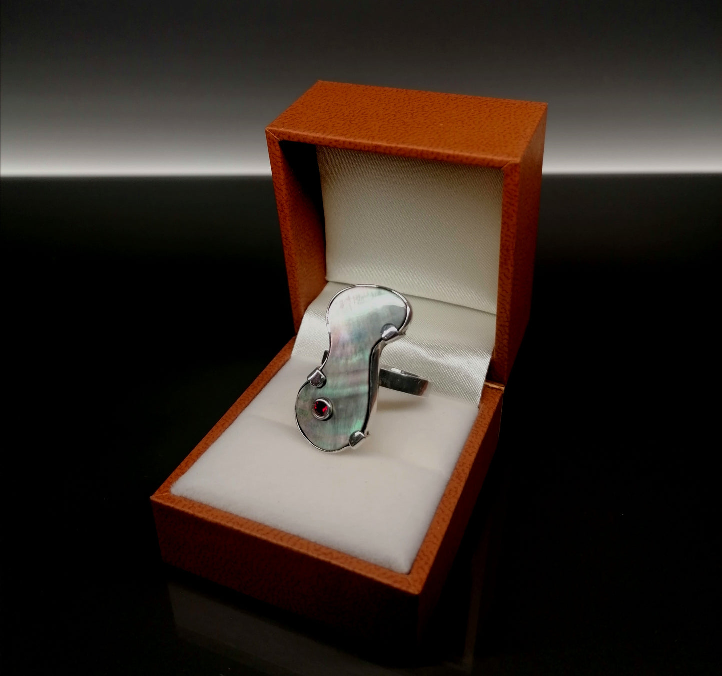 Ring with mother of pearl and zircon