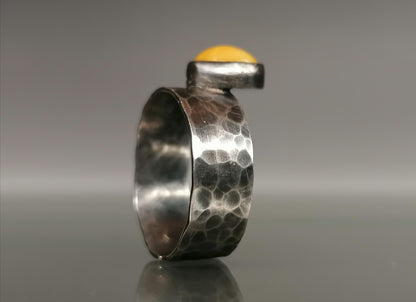 Wedding ring with milky amber 