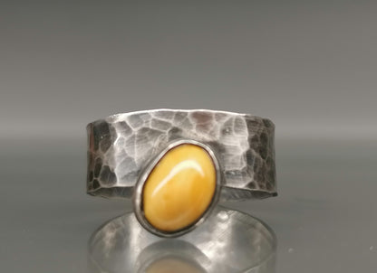 Wedding ring with milky amber 