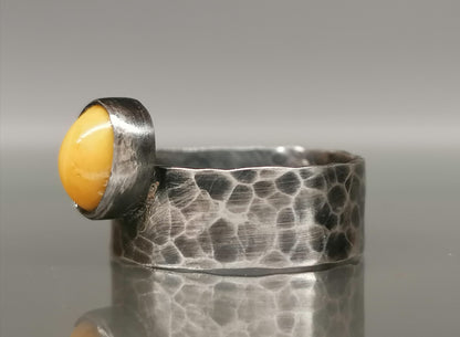 Wedding ring with milky amber 