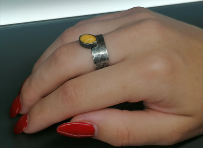 Wedding ring with milky amber 