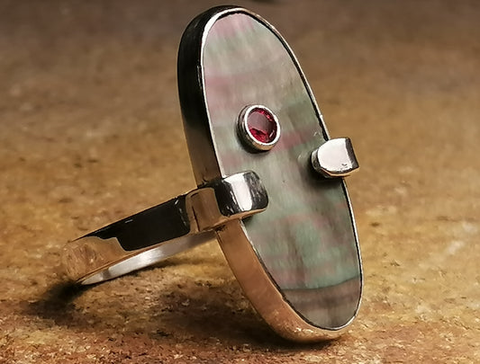 A subtle ring with mother of pearl and zircon 