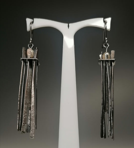 Silver earrings with a pearl 