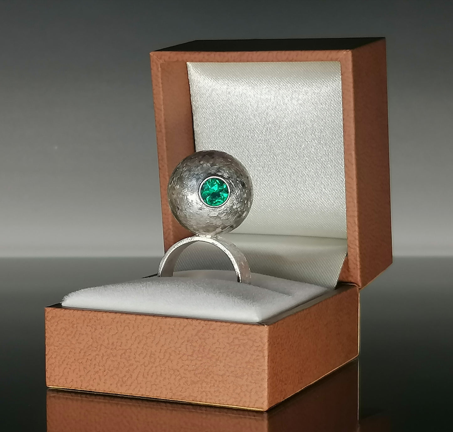 ball ring with emerald zircon 