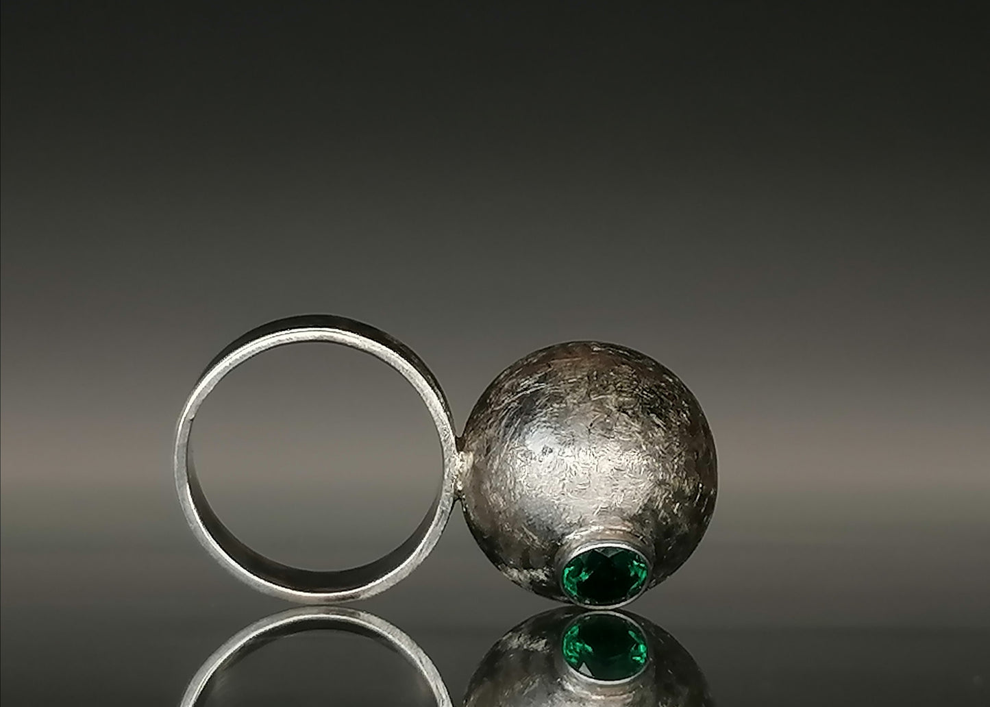 ball ring with emerald zircon 