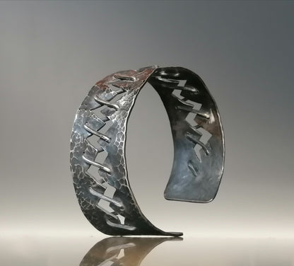 A stunning silver bracelet 