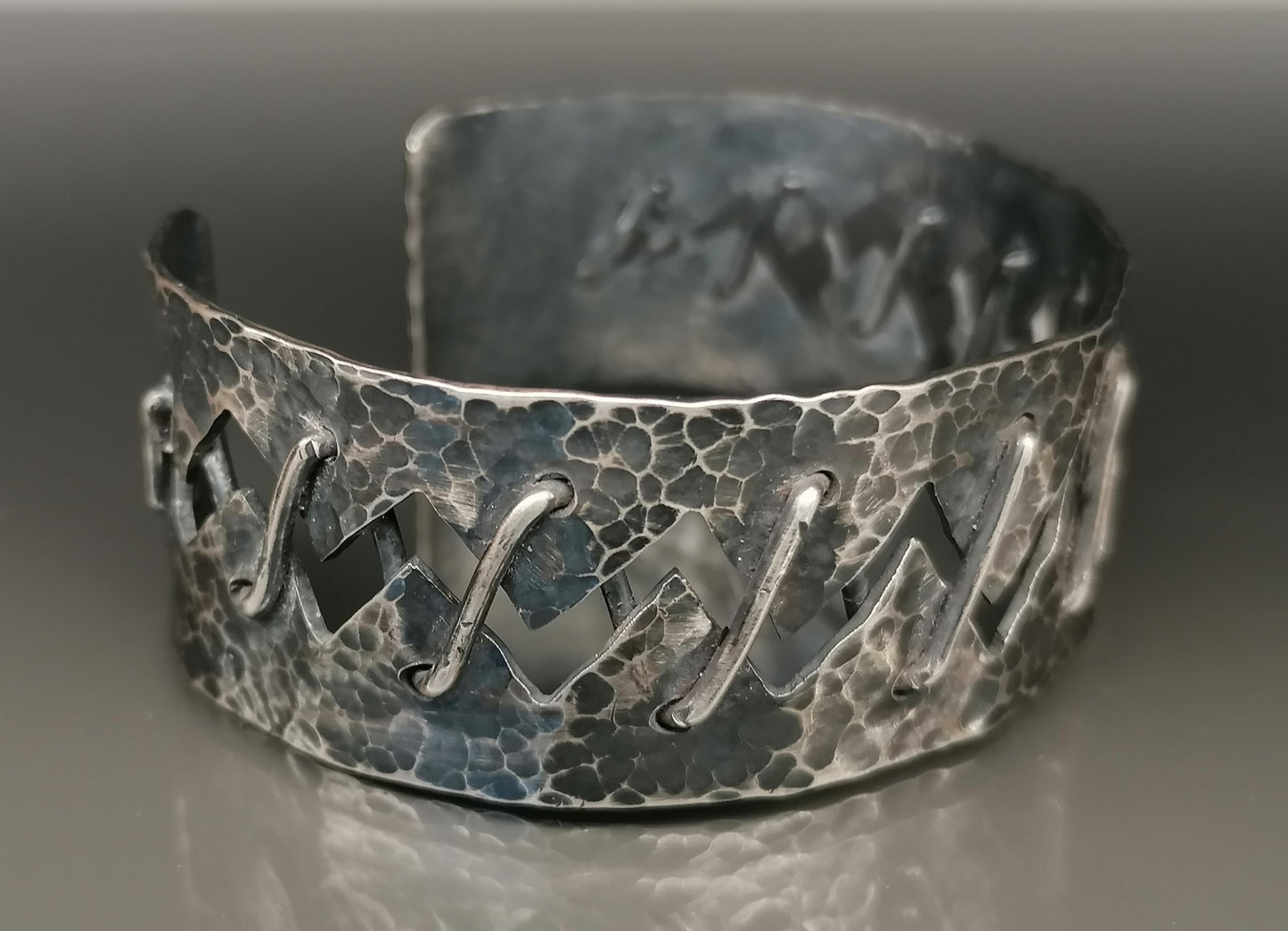 A stunning silver bracelet 