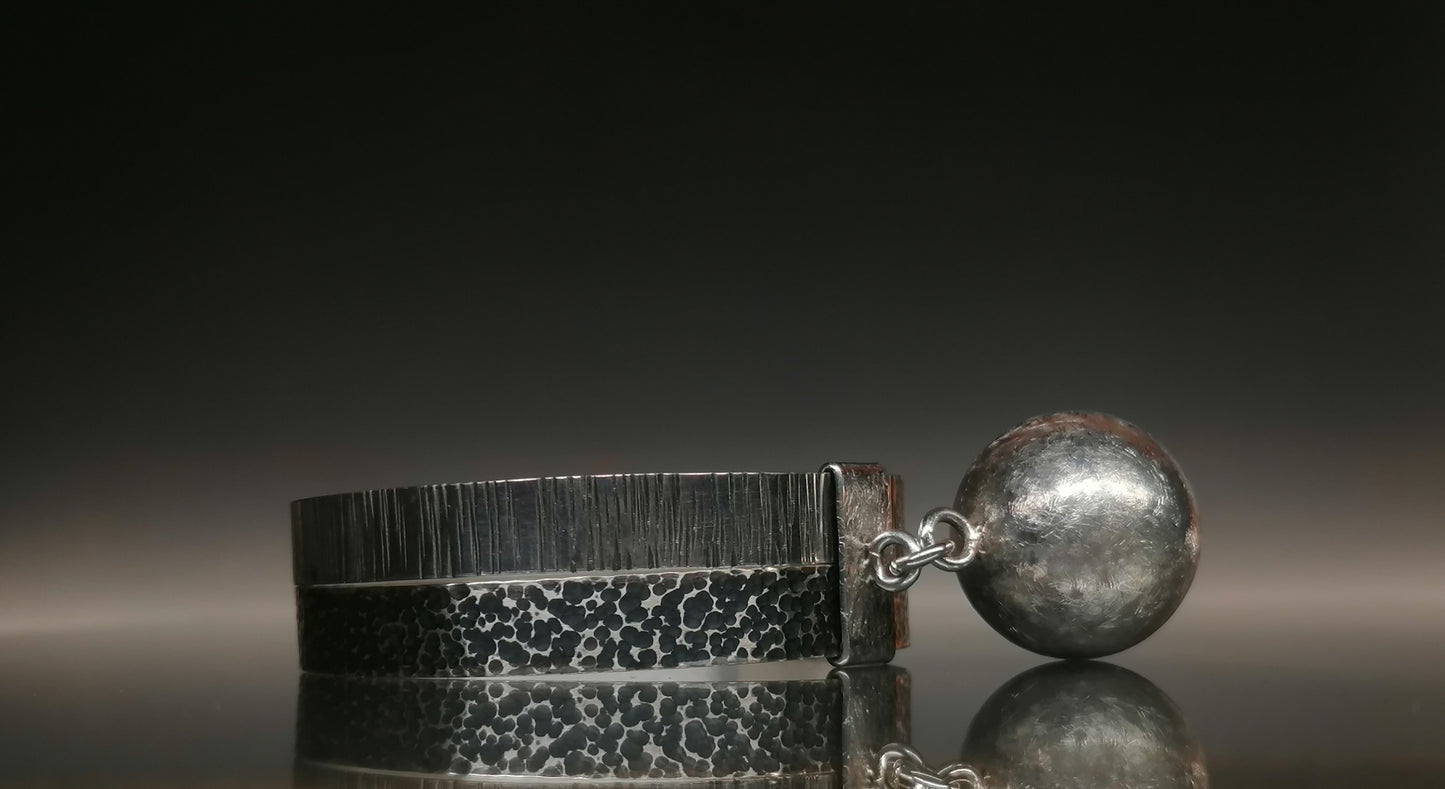 Srebrną bransoletę z kulą