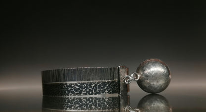 Srebrną bransoletę z kulą