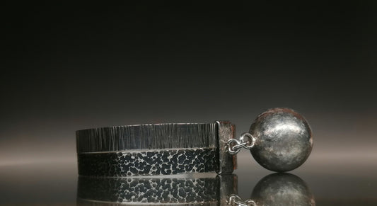 Srebrną bransoletę z kulą