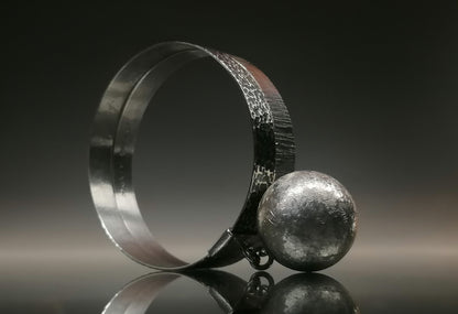 Srebrną bransoletę z kulą