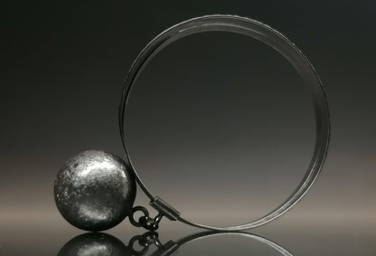 Srebrną bransoletę z kulą