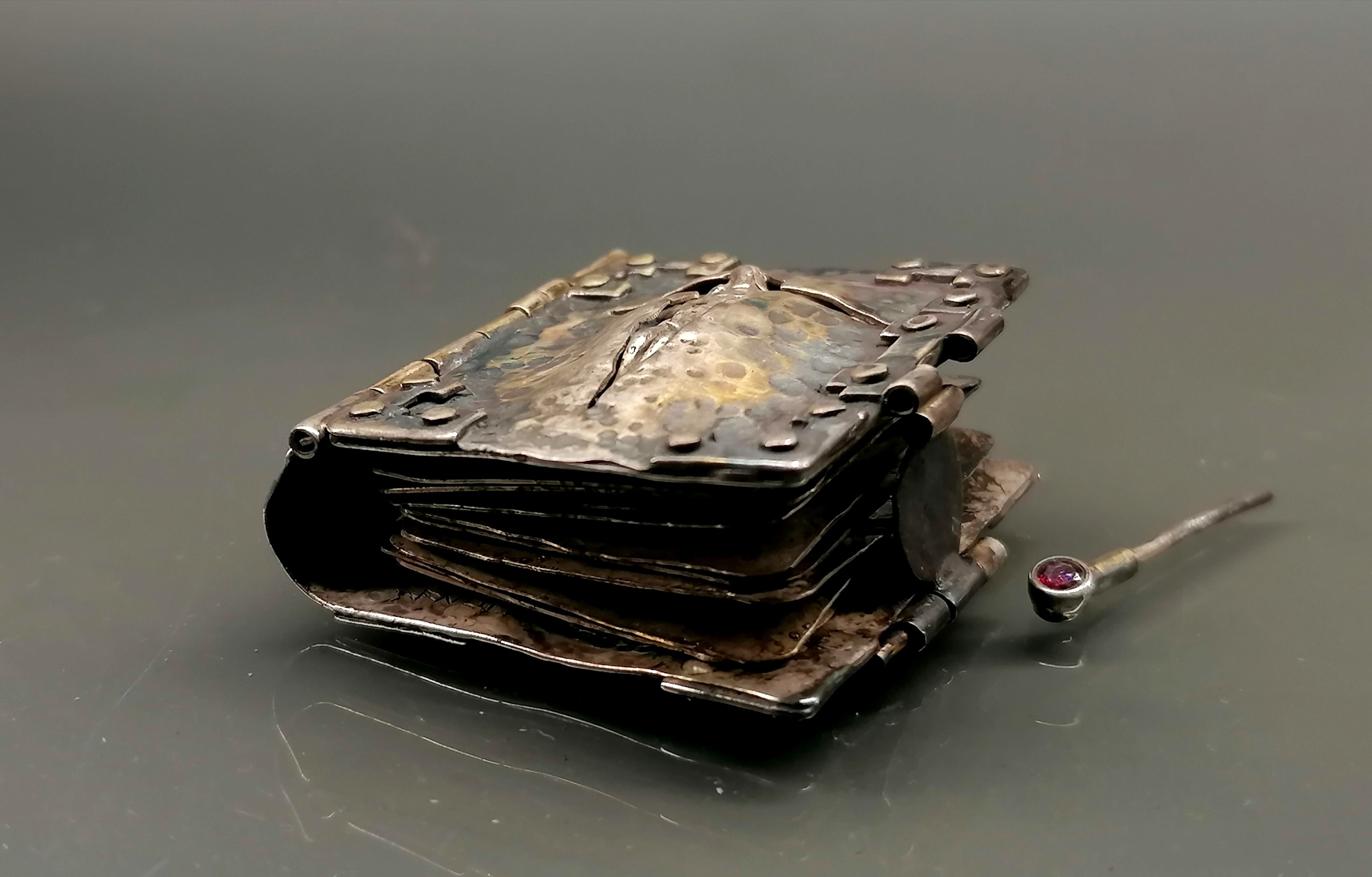 Naszyjnik srebro " KSIĄŻECZKA"