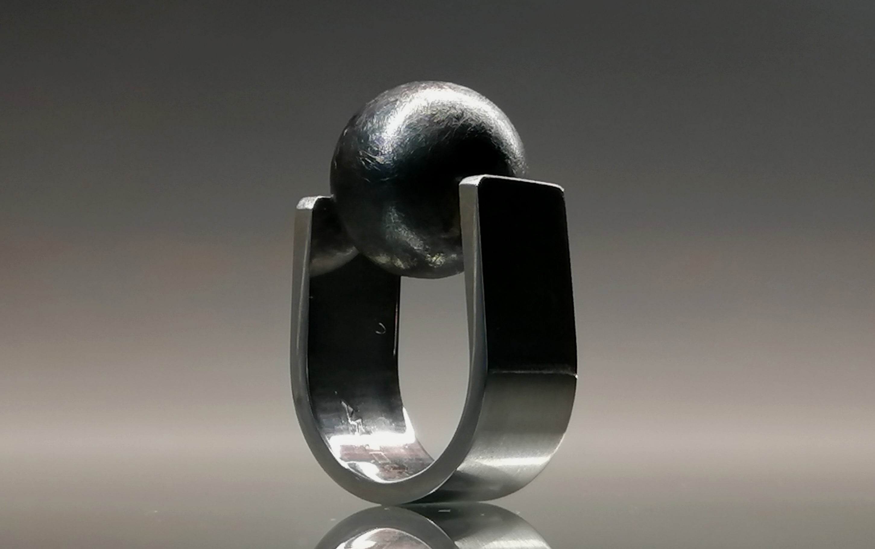 Pierścień z kulą / srebro