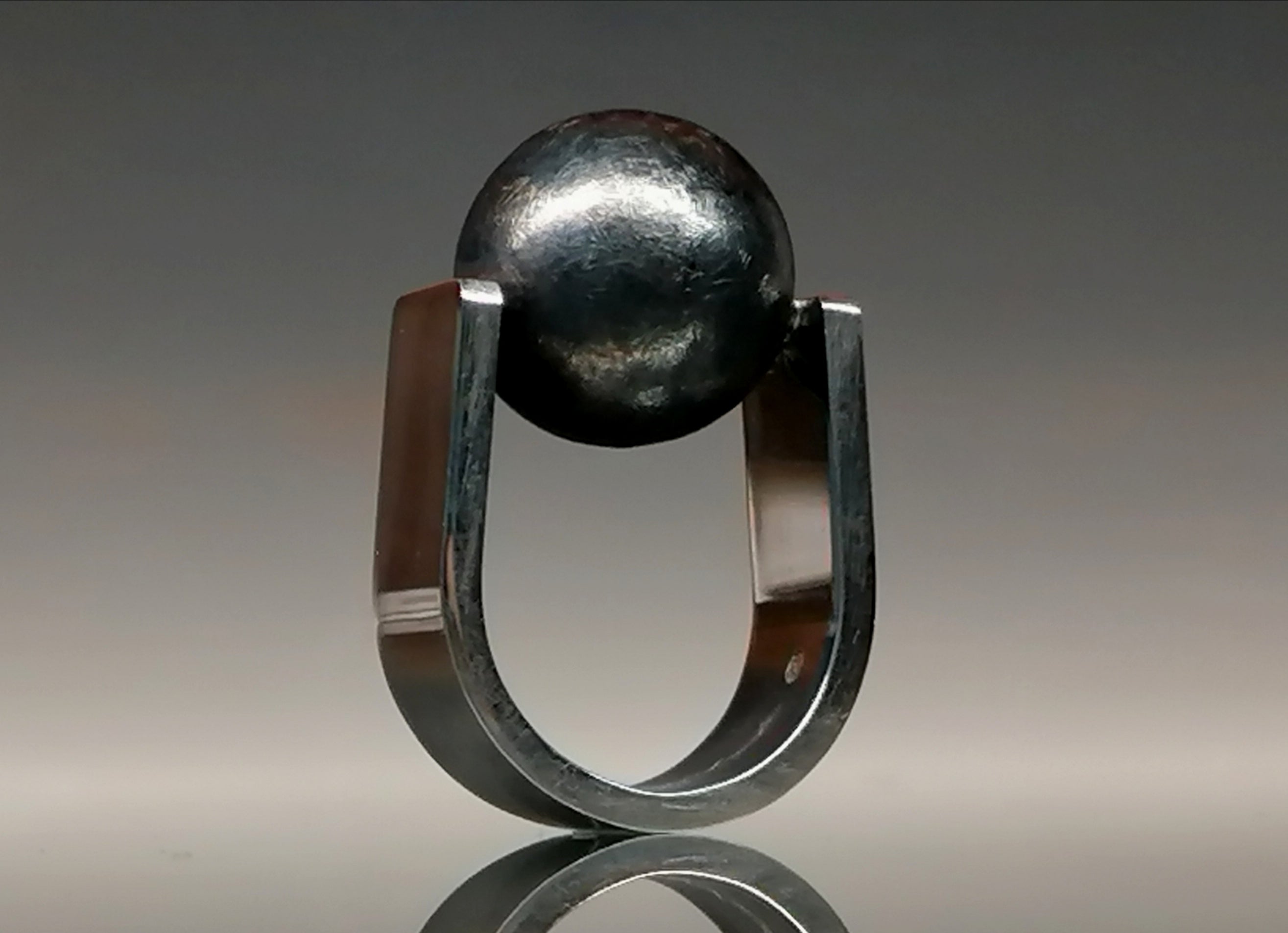 Pierścień z kulą / srebro